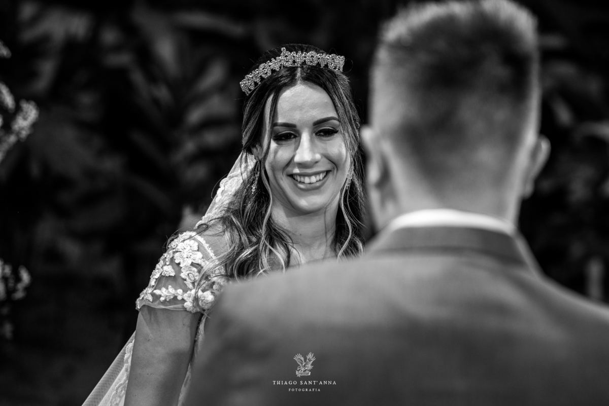 noiva sorri observando noivo preto e branco