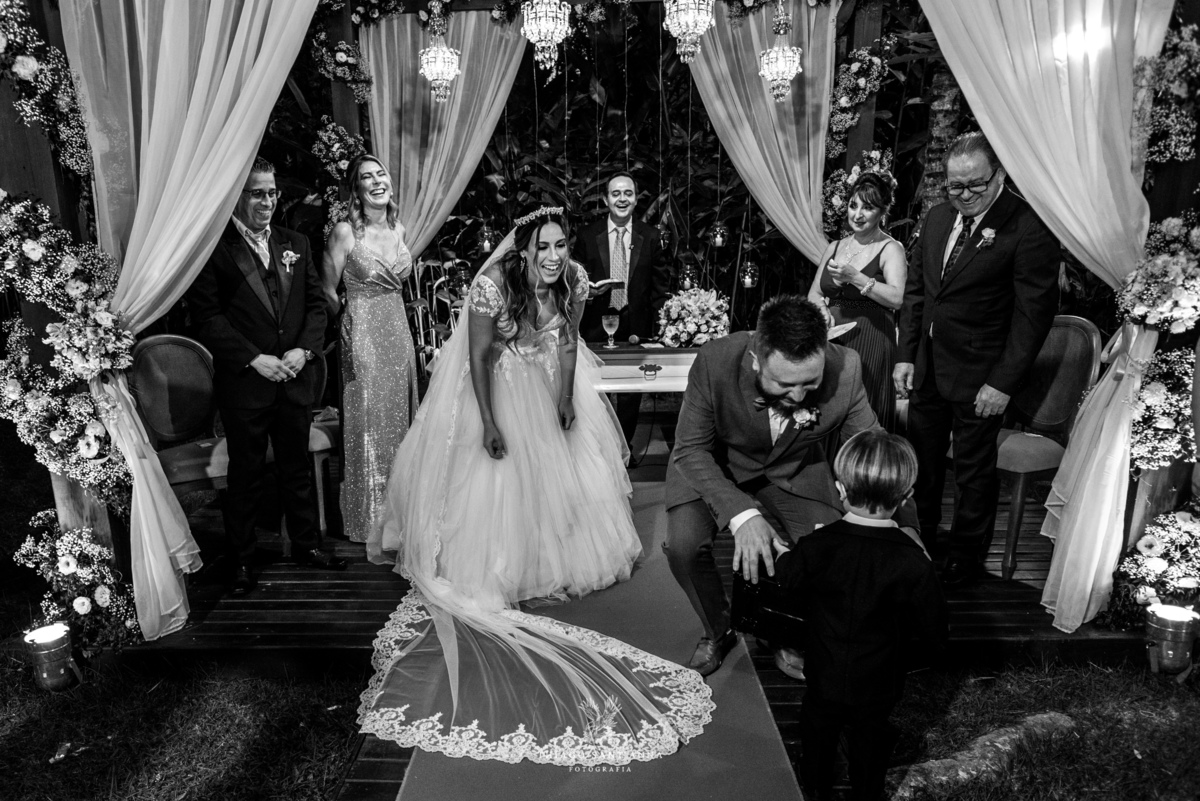 noivos recebem pajem no altar preto e branco