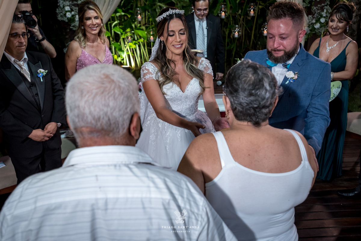 noiva mãos dadas com familiar altar