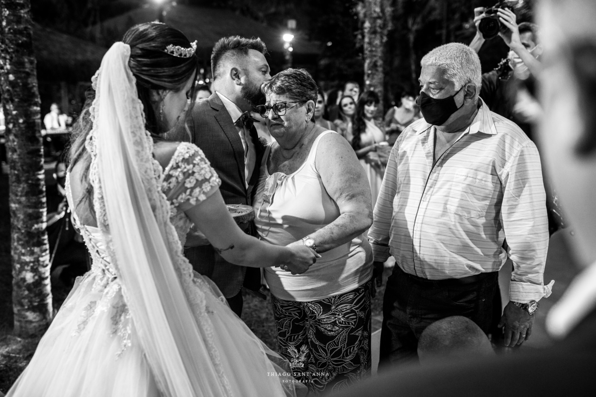 noiva mãos dadas com familiar altar preto e branco