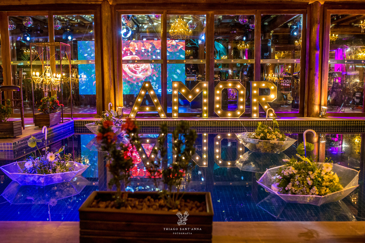 piscina decorada flores luzes letreiro luminoso