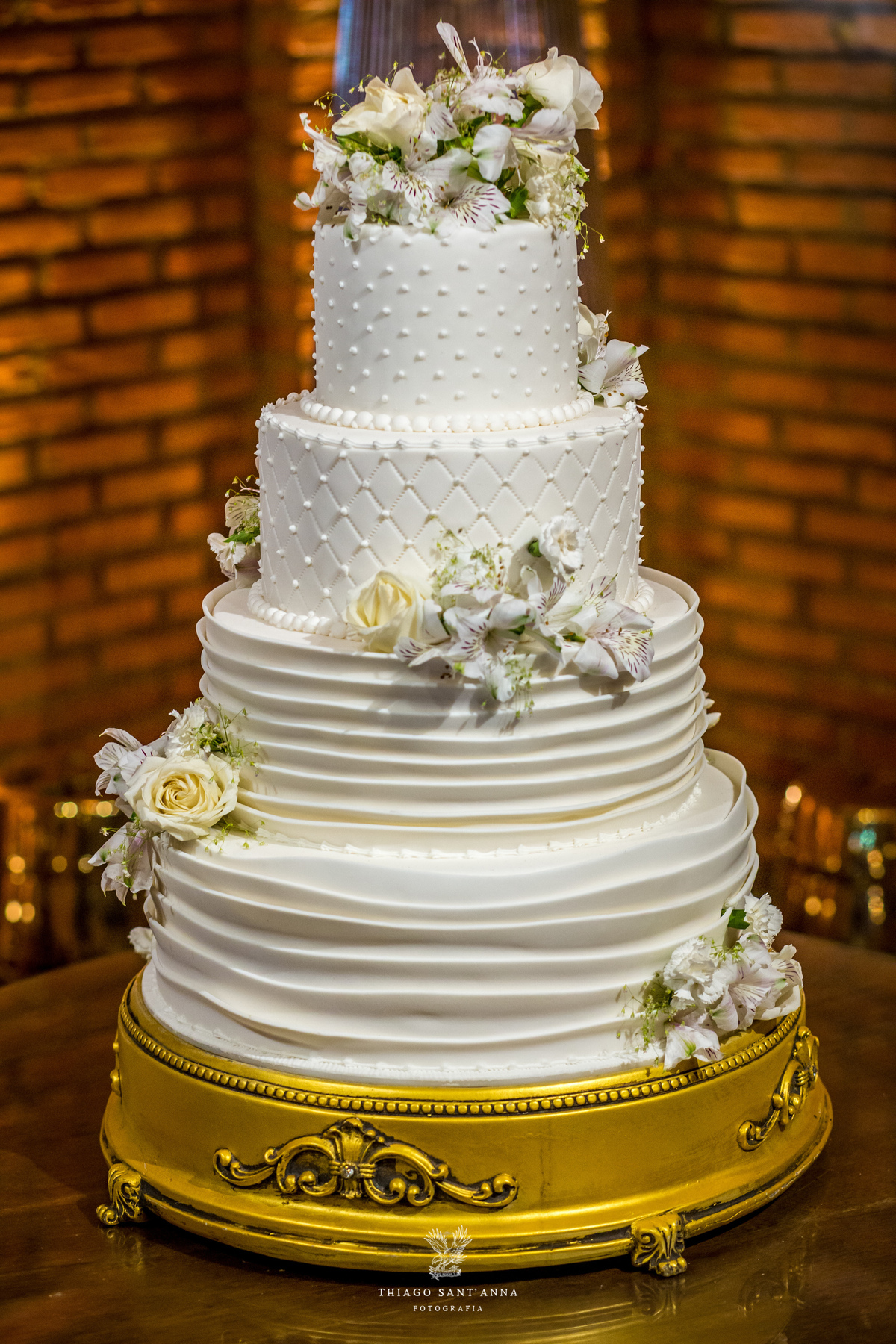 bolo branco decoração flores