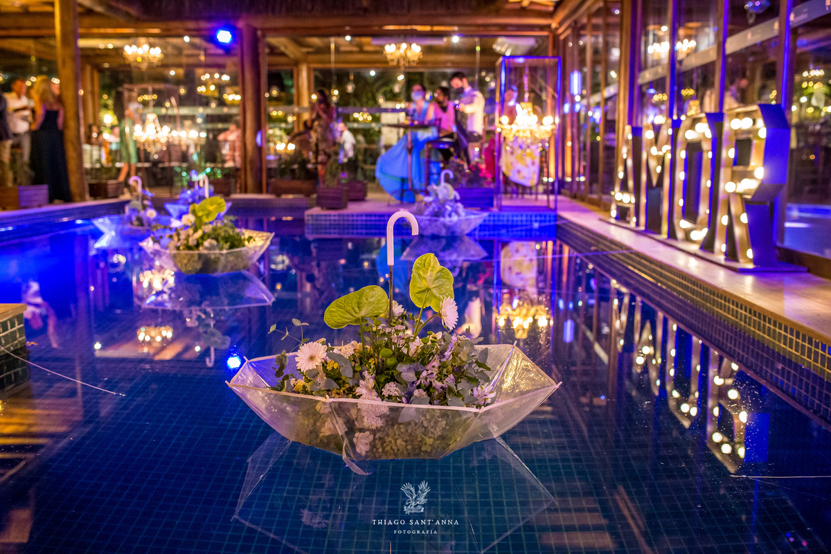 decoração piscina flores guarda-chuva transparente