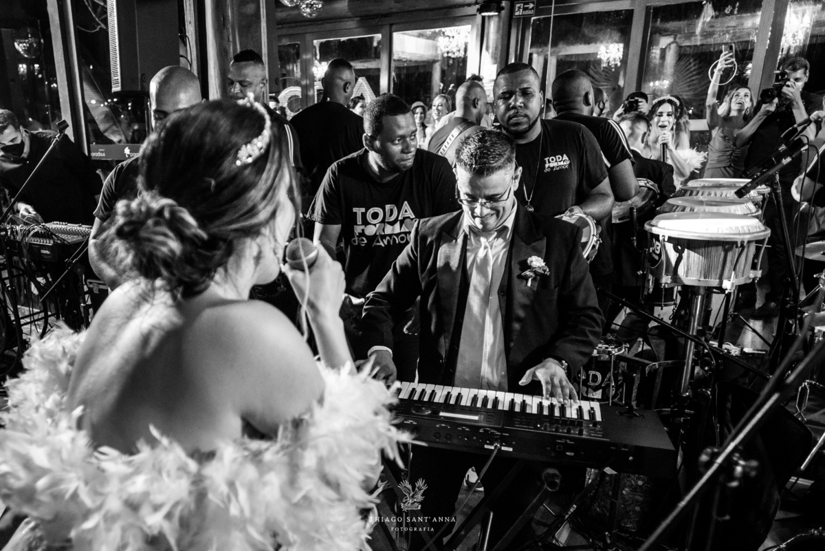 noiva dança festa de casamento banda músicos preto e branco