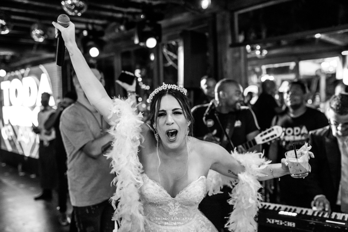 noiva comemora músicos ao fundo preto e branco