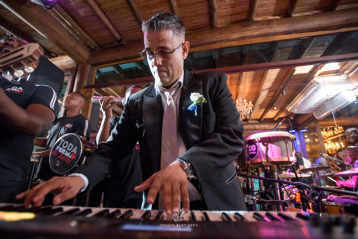 tecladista tocando festa de casamento