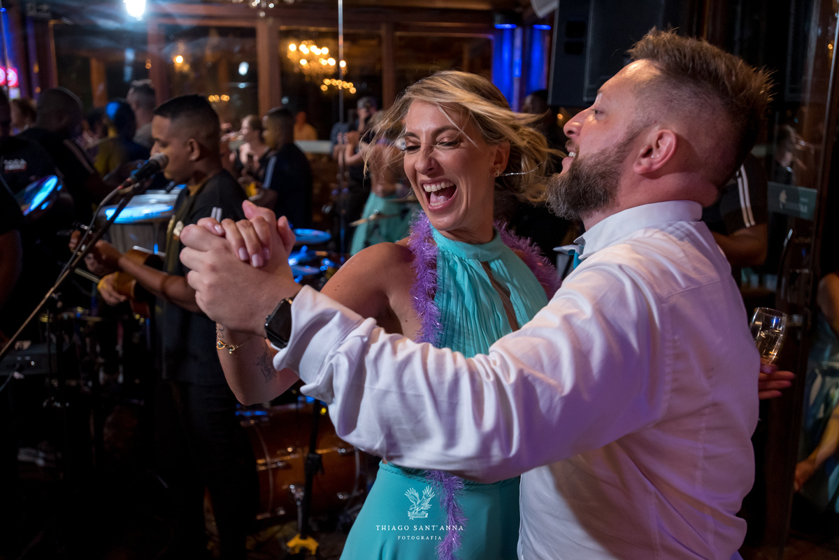 noiva dança com familiar pista de dança banda ao fundo