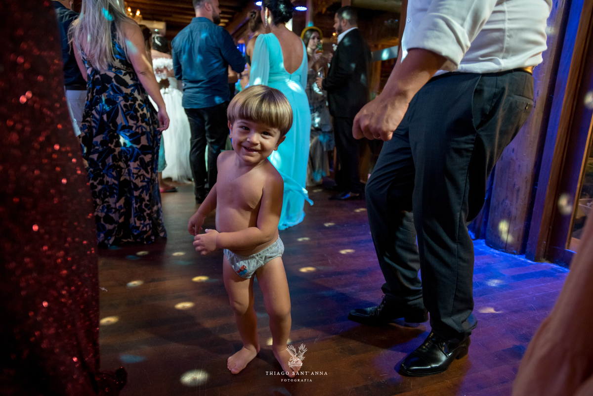 pajem sorrindo pista de dança