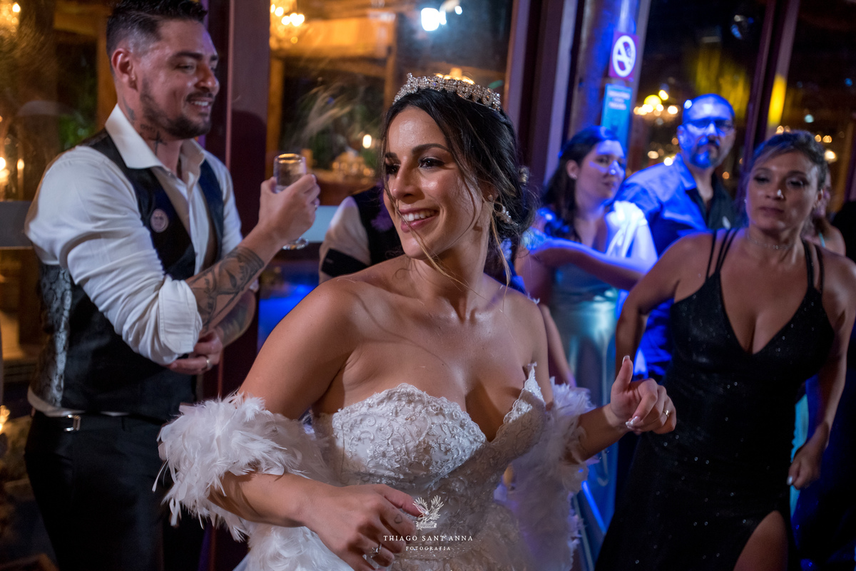 noiva dança festa de casamento convidados ao fundo pista de dança