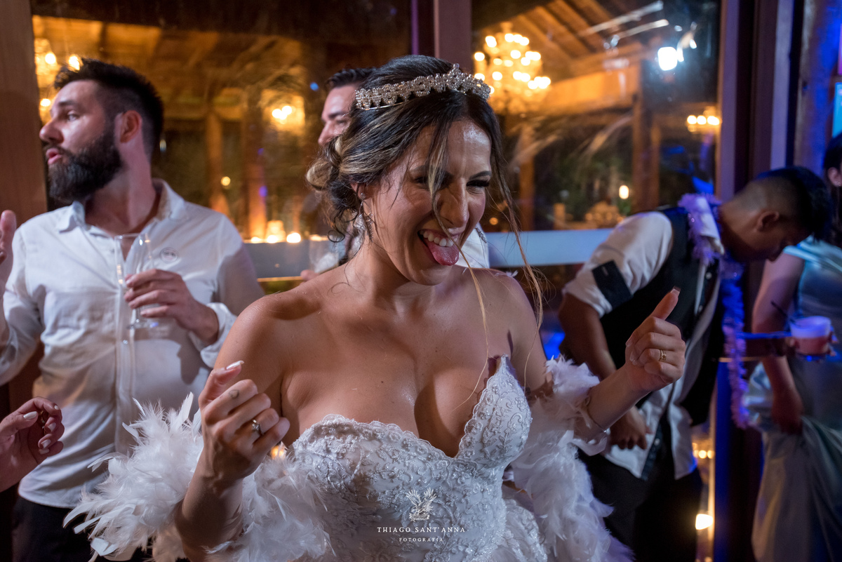 noiva dança festa de casamento convidados ao fundo pista de dança