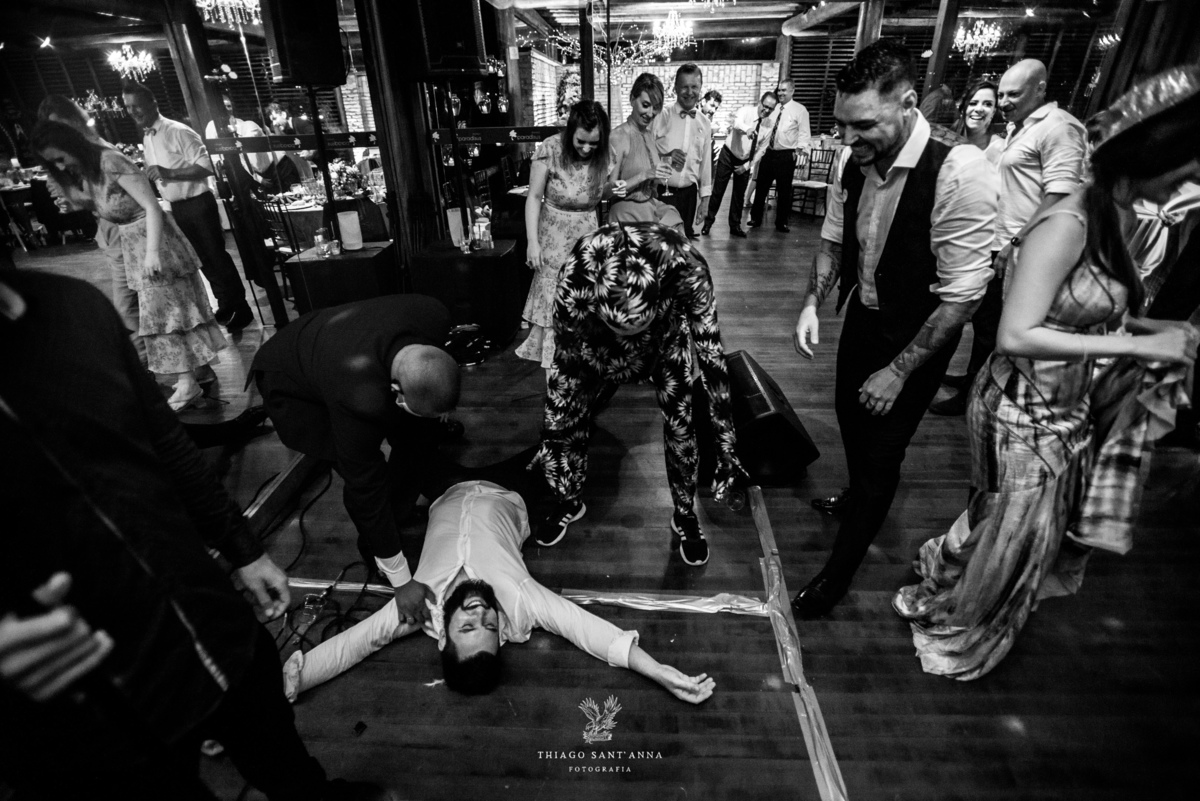 convidado no chão de braços abertos pista de dança preto e branco