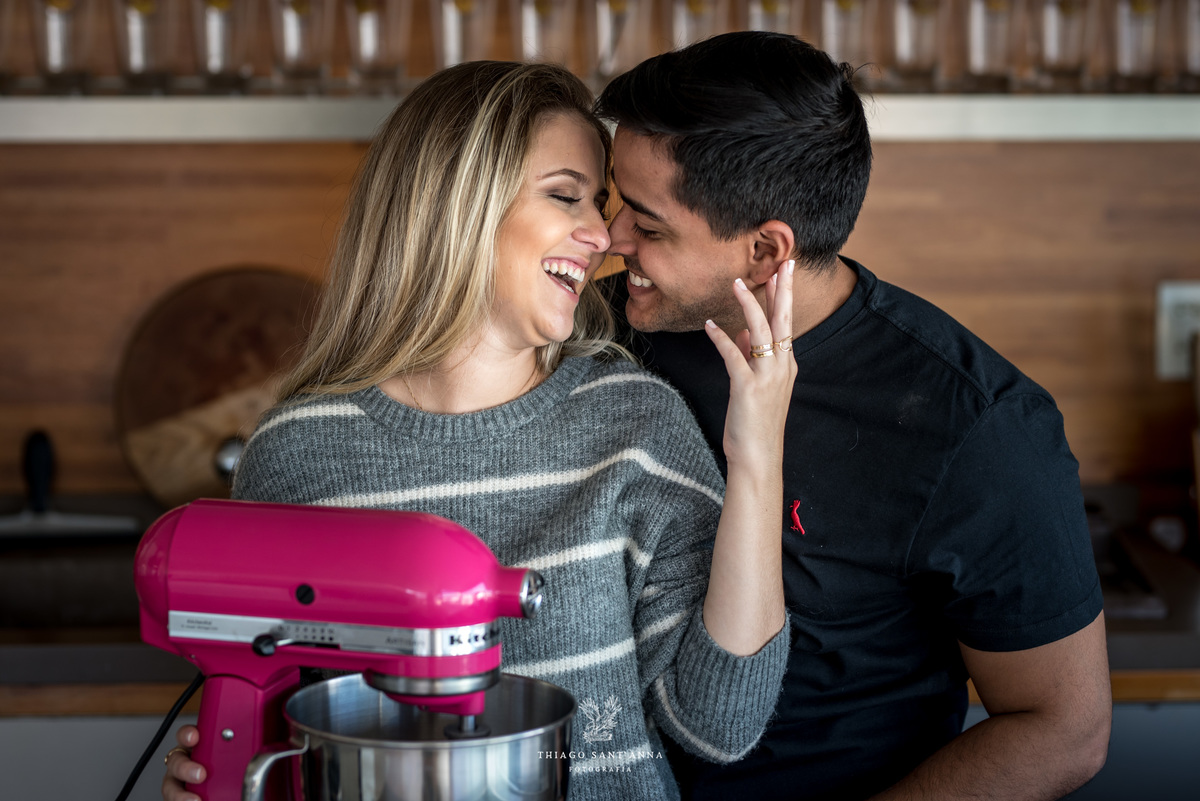 ensaio casal na cozinha batedeira rosa