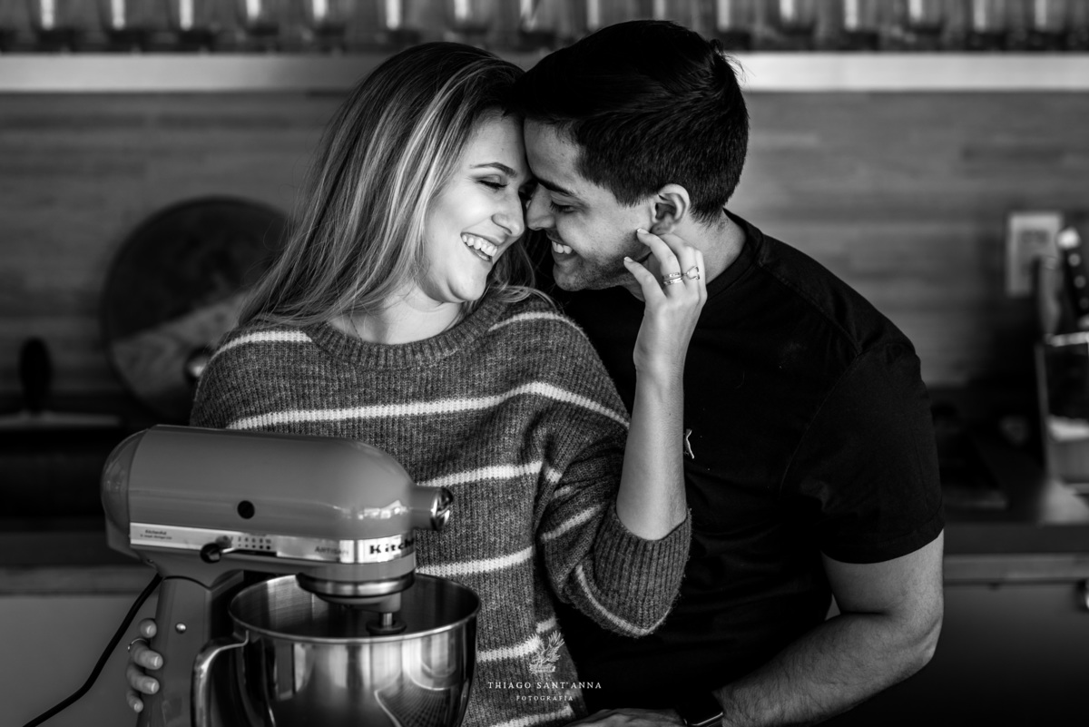 ensaio casal na cozinha batedeira preto e branco