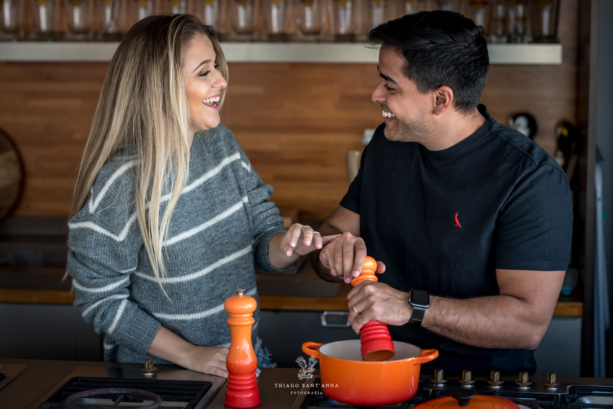 ensaio casal na cozinha cozinham pimenteiro