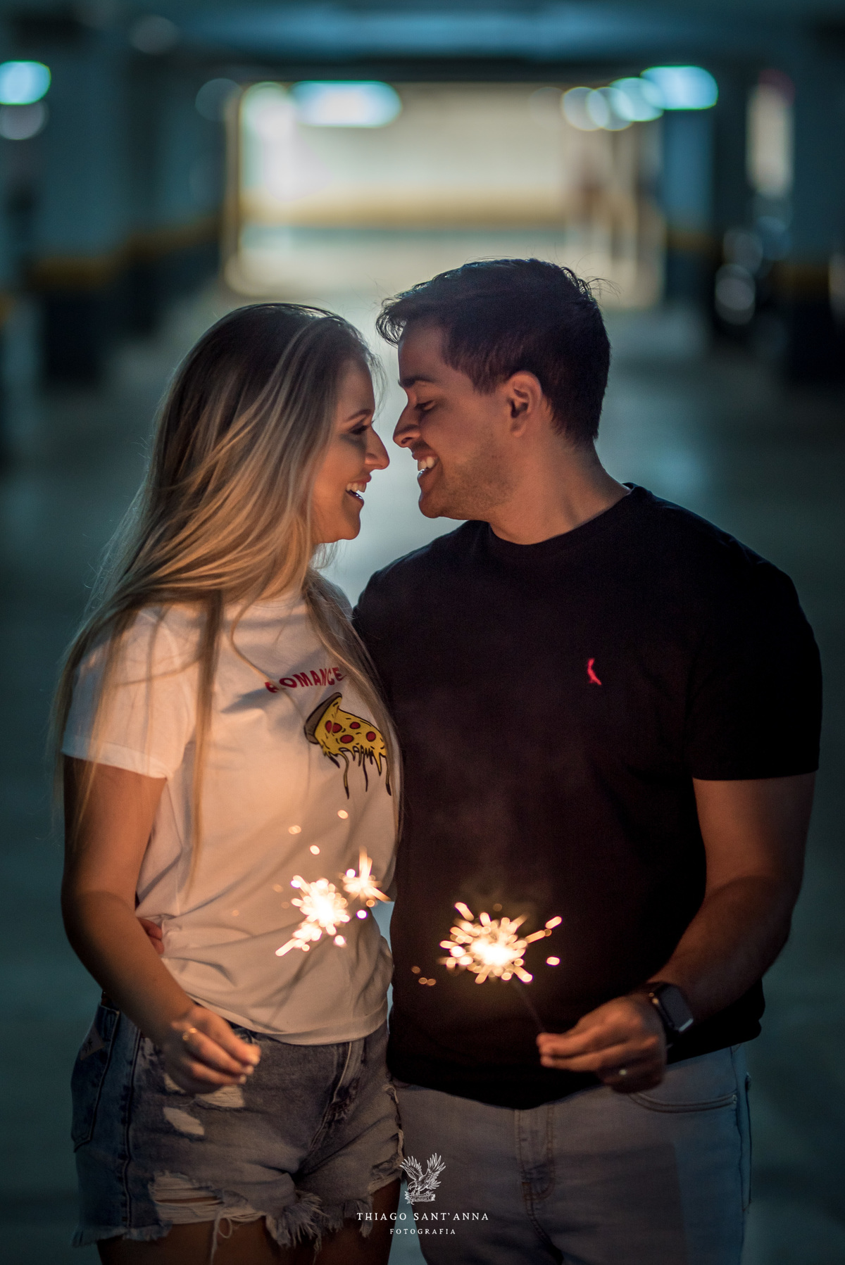 ensaio casal sorri estacionamento bastões luminosos