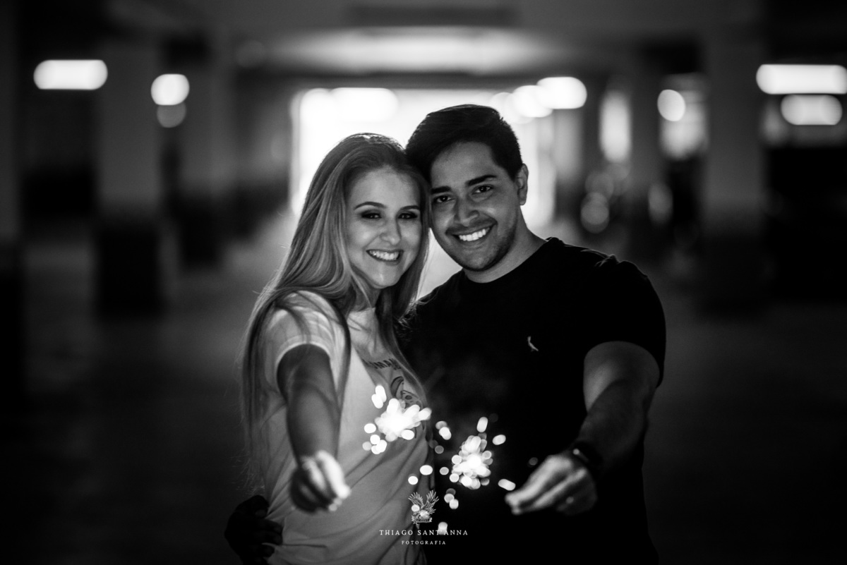 ensaio casal sorri estacionamento bastões luminosos preto e branco