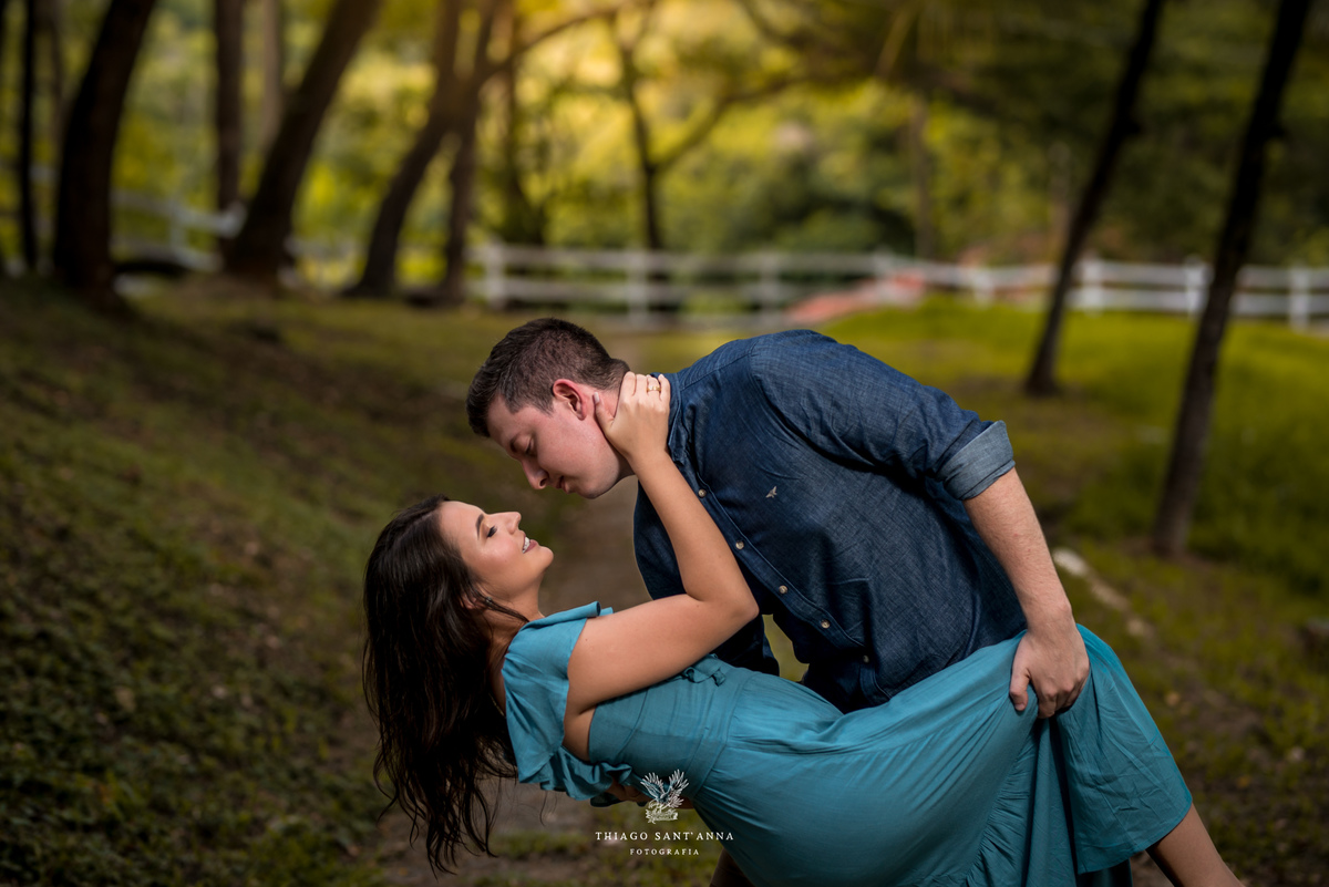 ensaio casal ambiente externo vegetação gramado árvores