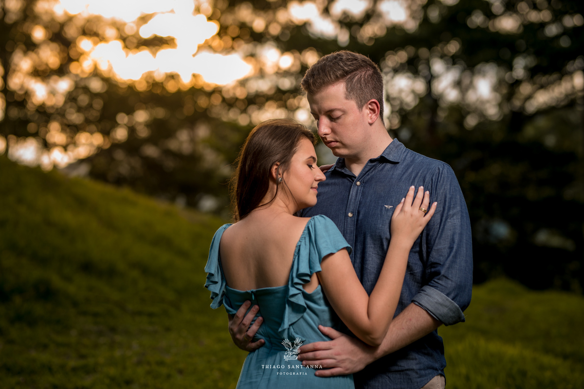 ensaio casal ambiente externo por do sol vegetação gramado árvores