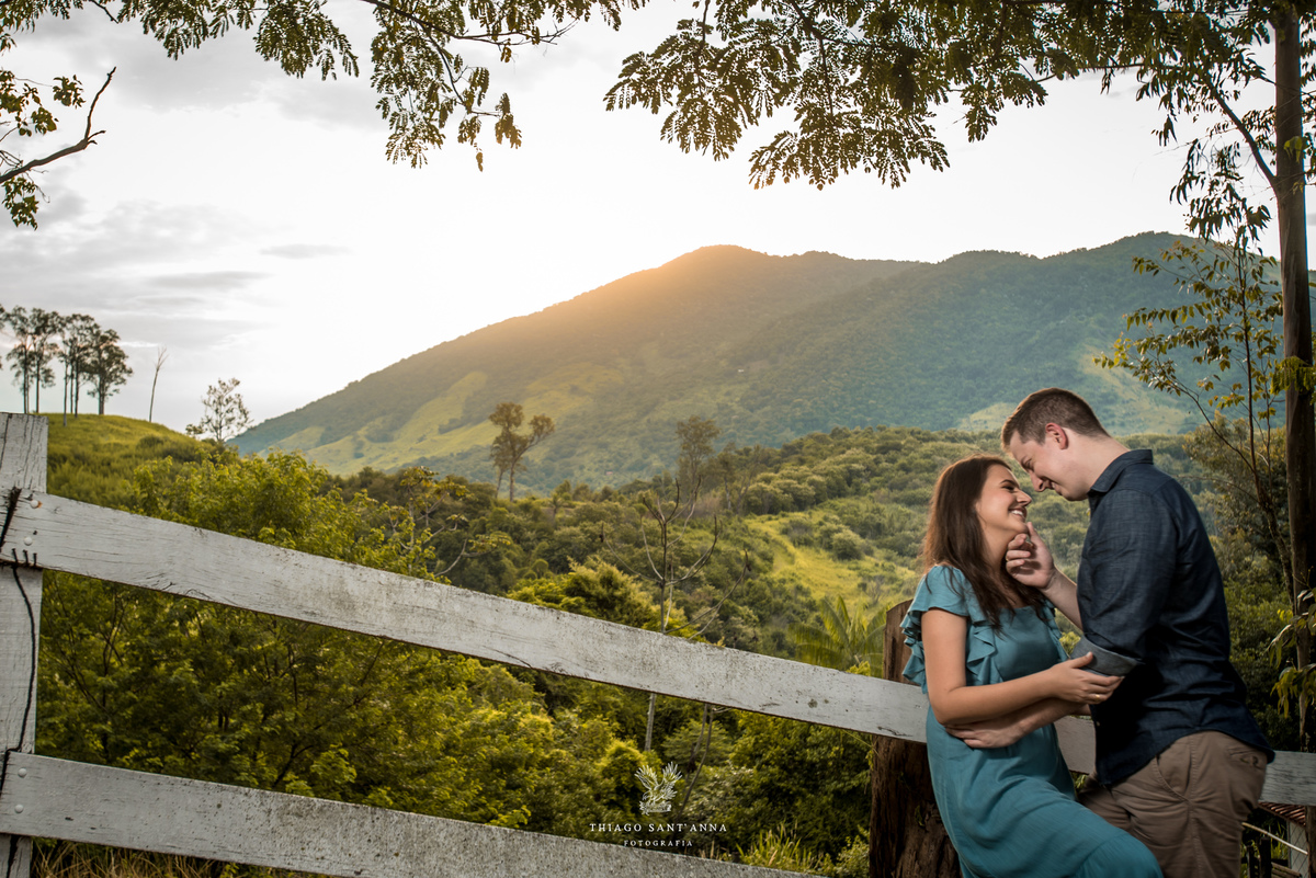 ensaio casal ambiente externo paisagem por do sol vegetação gramado árvores