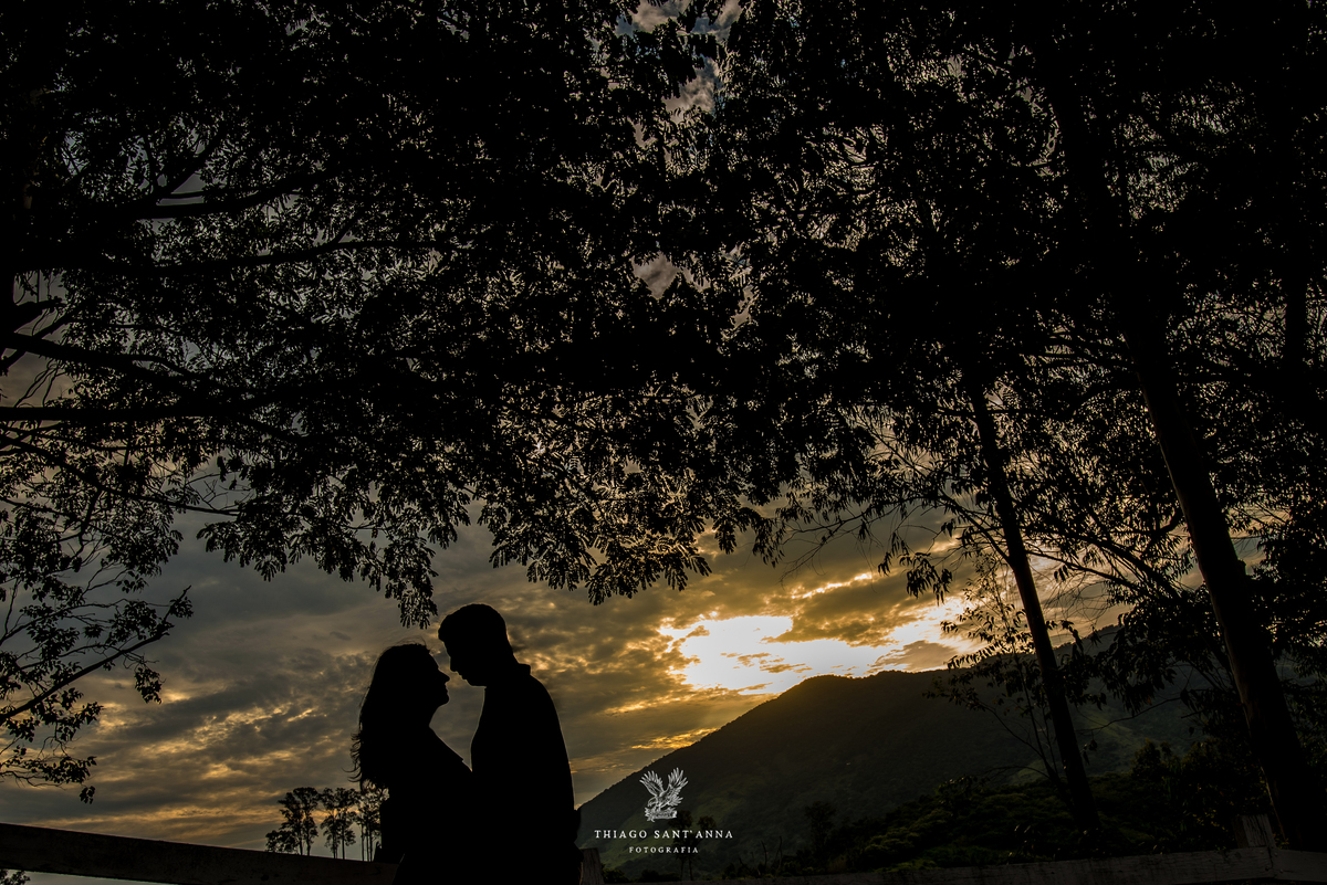ensaio casal ambiente externo paisagem por do sol vegetação gramado árvores silhueta