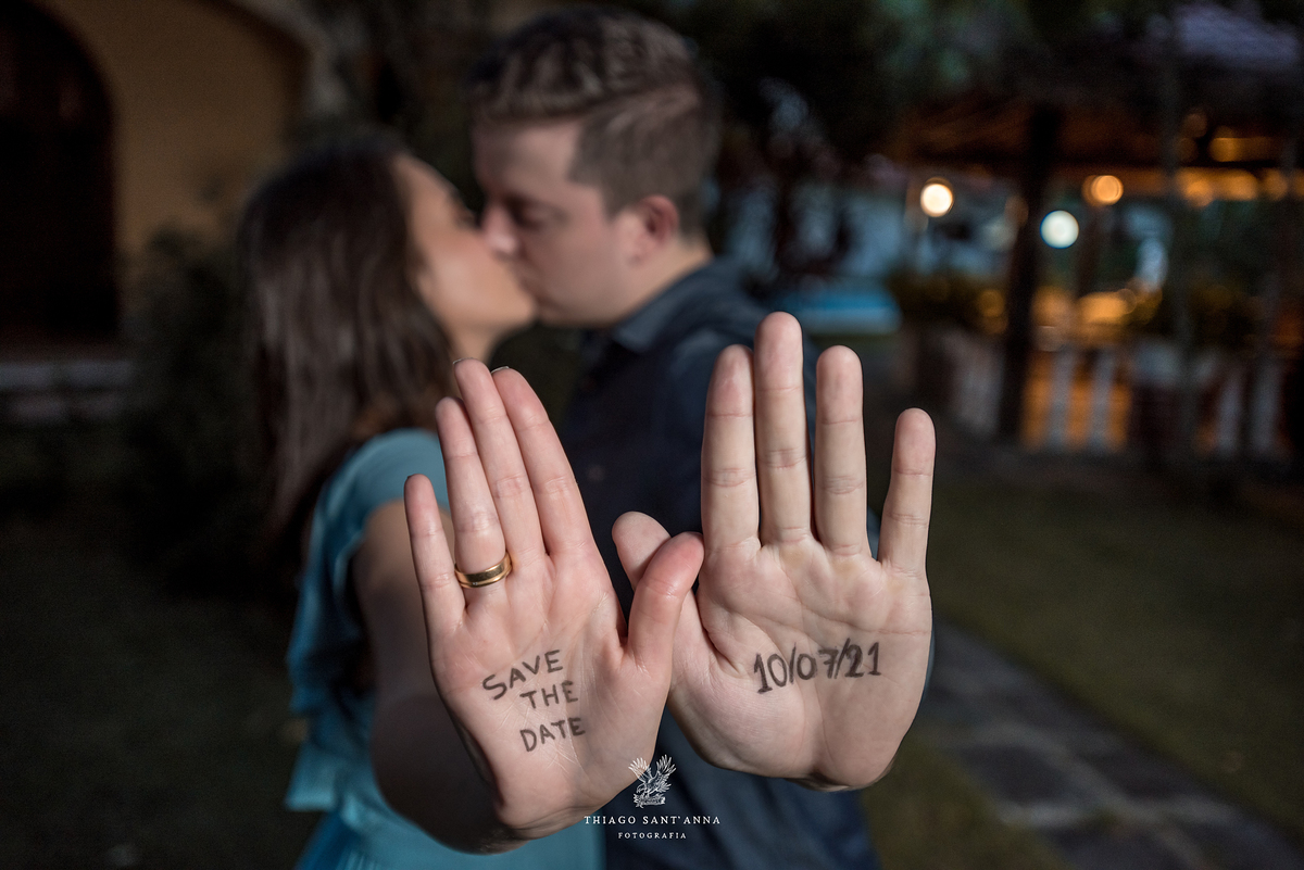 ensaio casal data escrita na mão casa rústica campo 