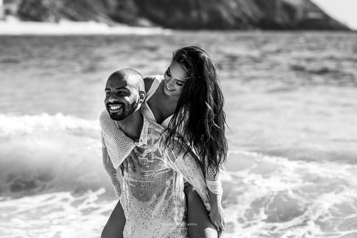 ensaio casal ambiente externo paisagem praia preto e branco