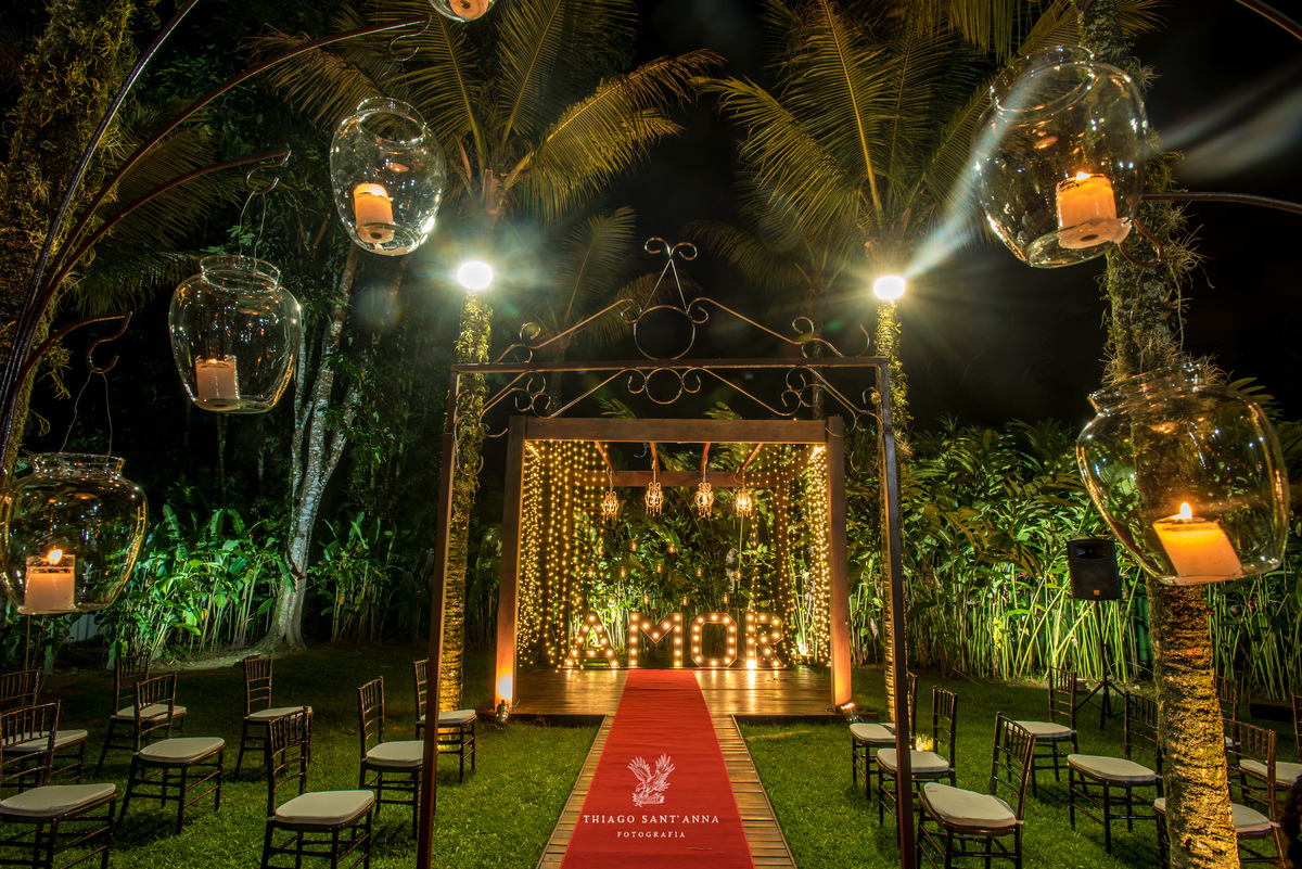 cobertura desfile ambiente externo tapete vermelho estrutura dourado vegetação palmeiras gramado velas cadeiras 