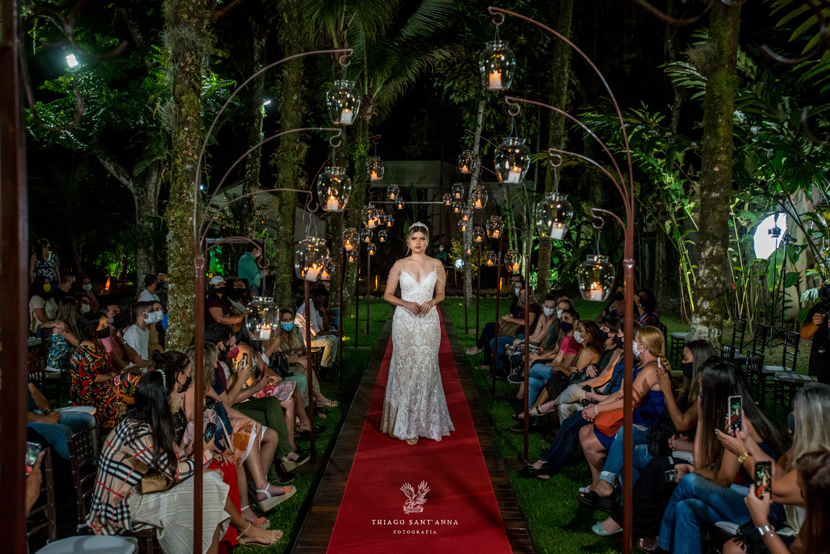 cobertura desfile Agatha noivas entrada modelo tapete vermelho expectadores observam