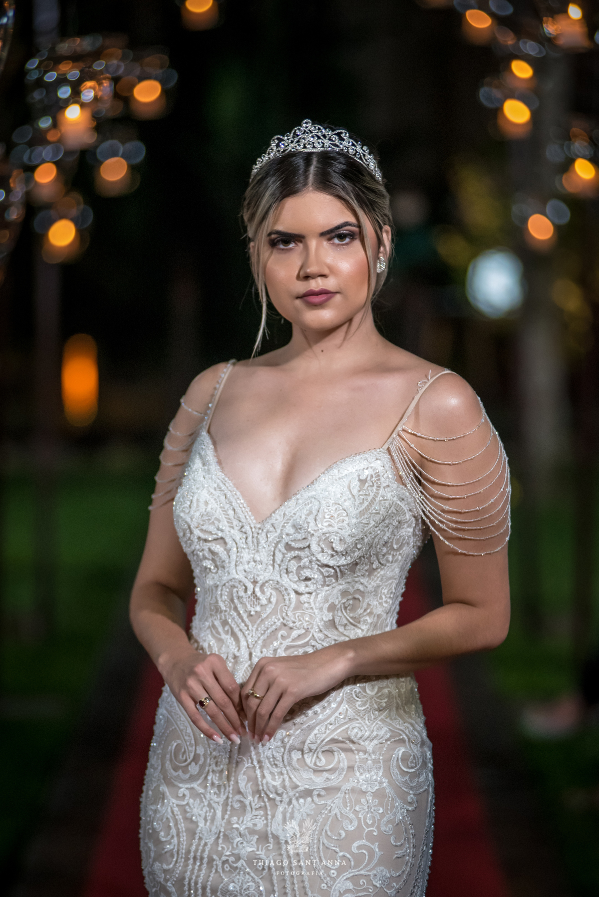 cobertura desfile Agatha noivas modelo usa vestido de casamento bordado