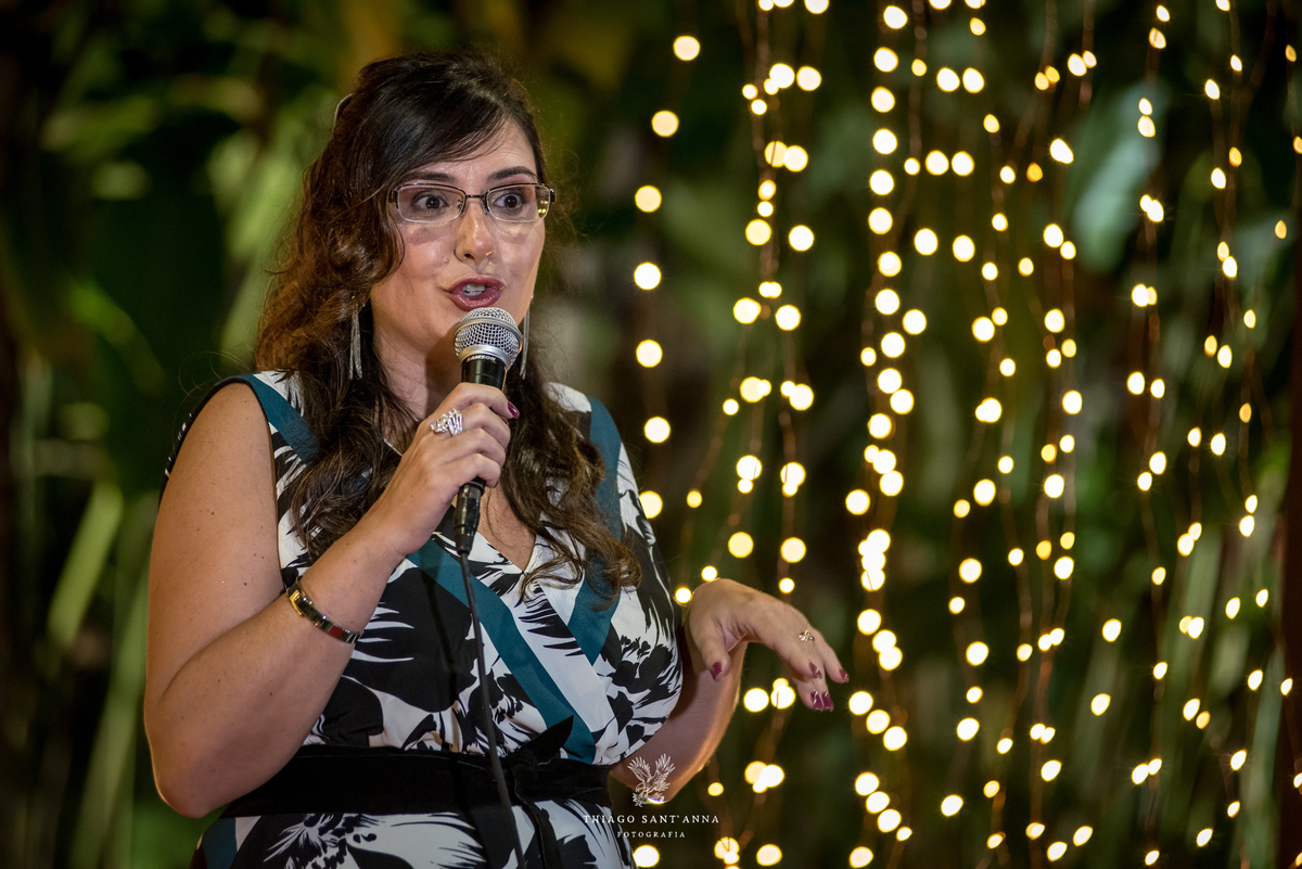 cobertura desfile Agatha noivas apresentadora luzes vegetação ao fundo