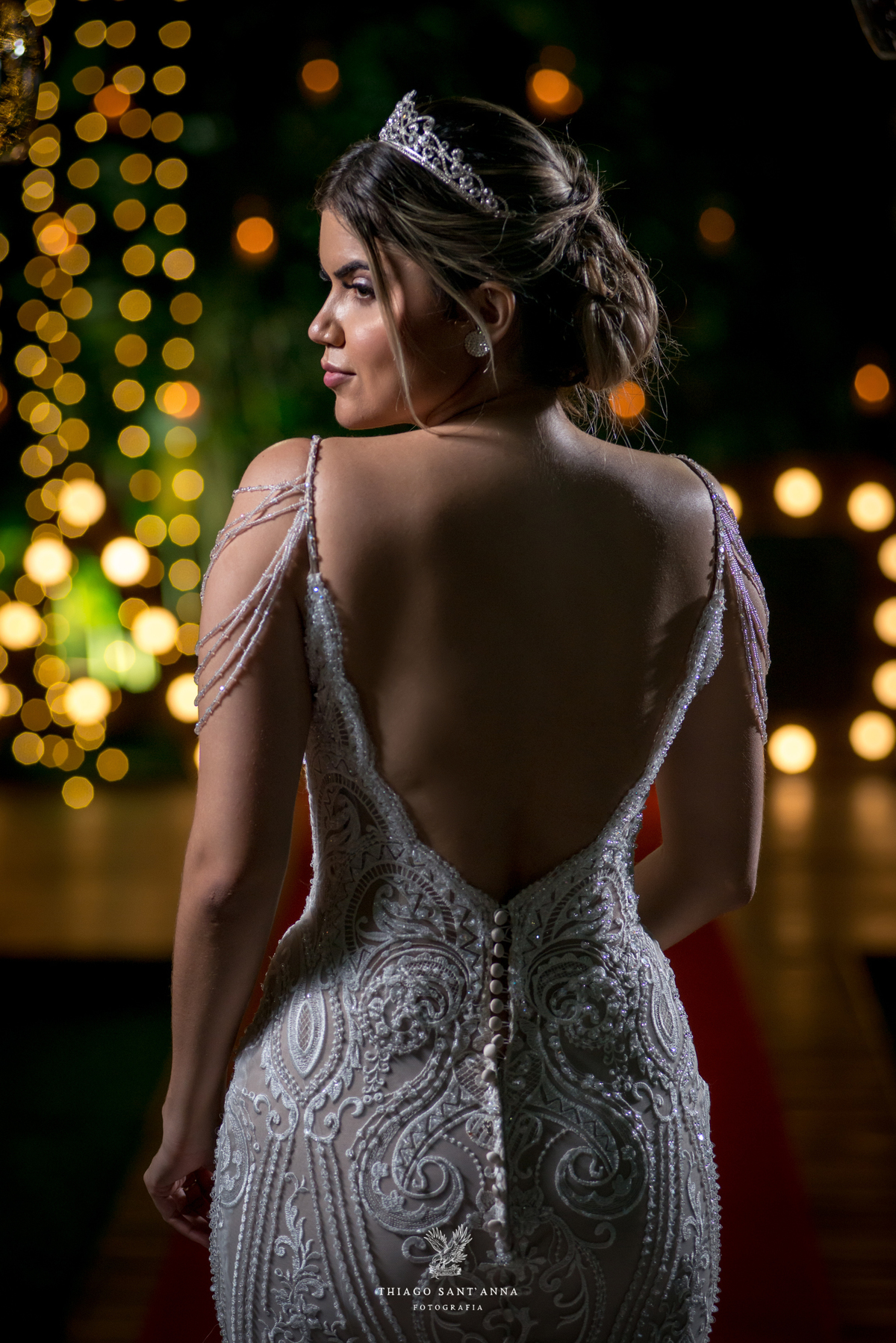 cobertura desfile Agatha noivas modelo usa vestido de casamento bordado