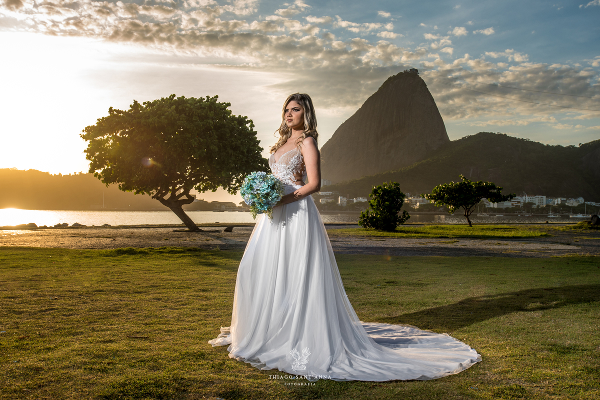 ensaio editorial noiva vestido paisagem praia por do sol Pão de Açúcar 