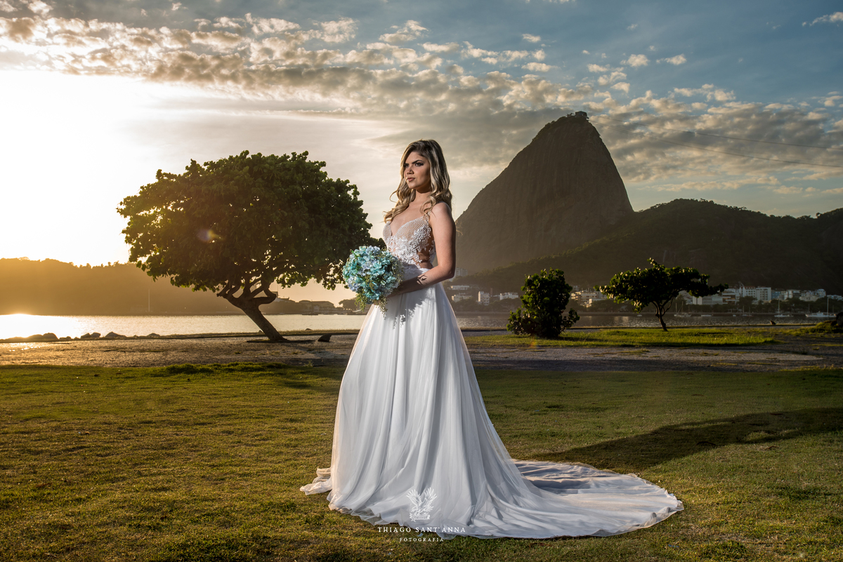 ensaio editorial noiva vestido paisagem praia por do sol Pão de Açúcar 