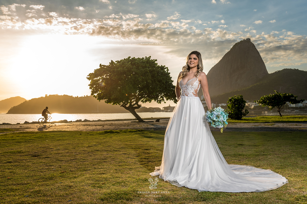 ensaio editorial noiva vestido paisagem praia por do sol Pão de Açúcar 