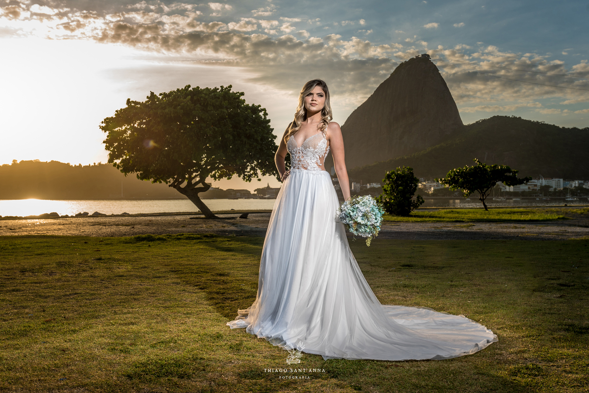 ensaio editorial noiva vestido bordado paisagem praia por do sol Pão de Açúcar 