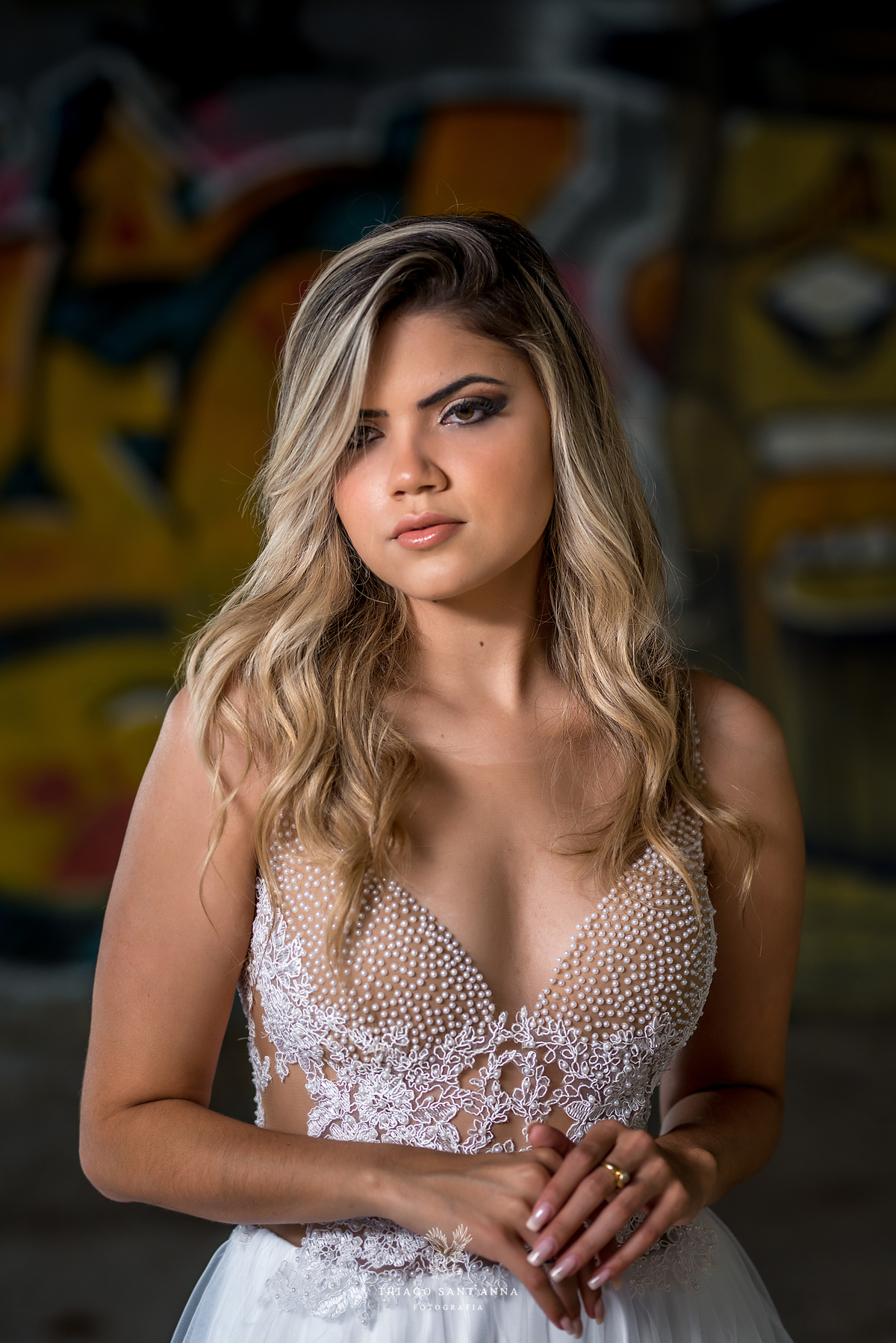 ensaio editorial noiva vestido renda pérolas grafite ao fundo