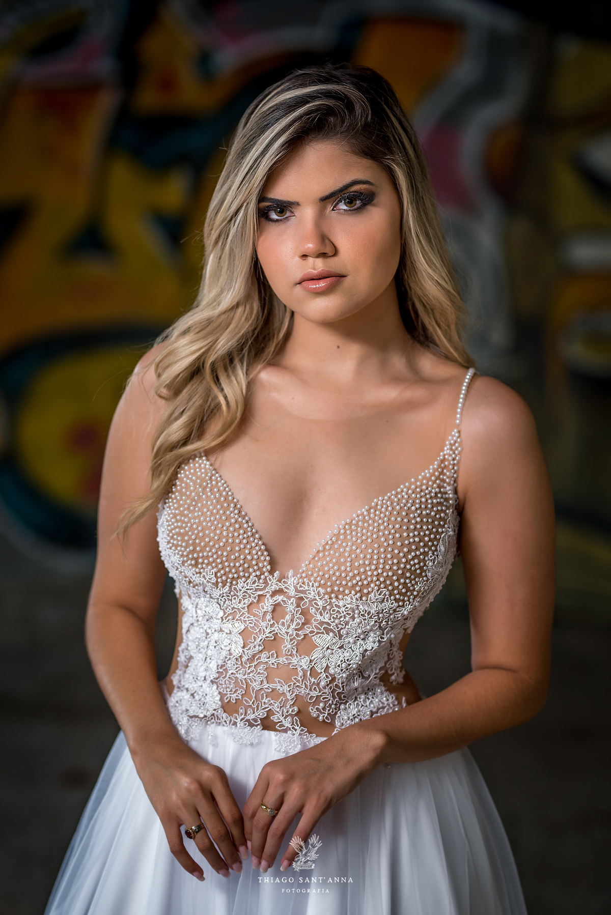 ensaio editorial noiva vestido renda pérolas grafite ao fundo