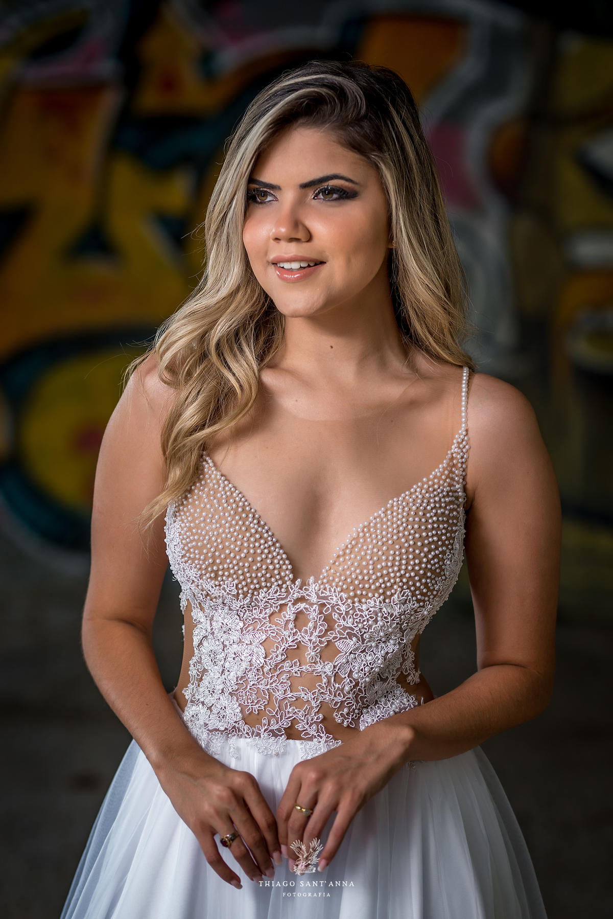 ensaio editorial noiva vestido renda pérolas grafite ao fundo