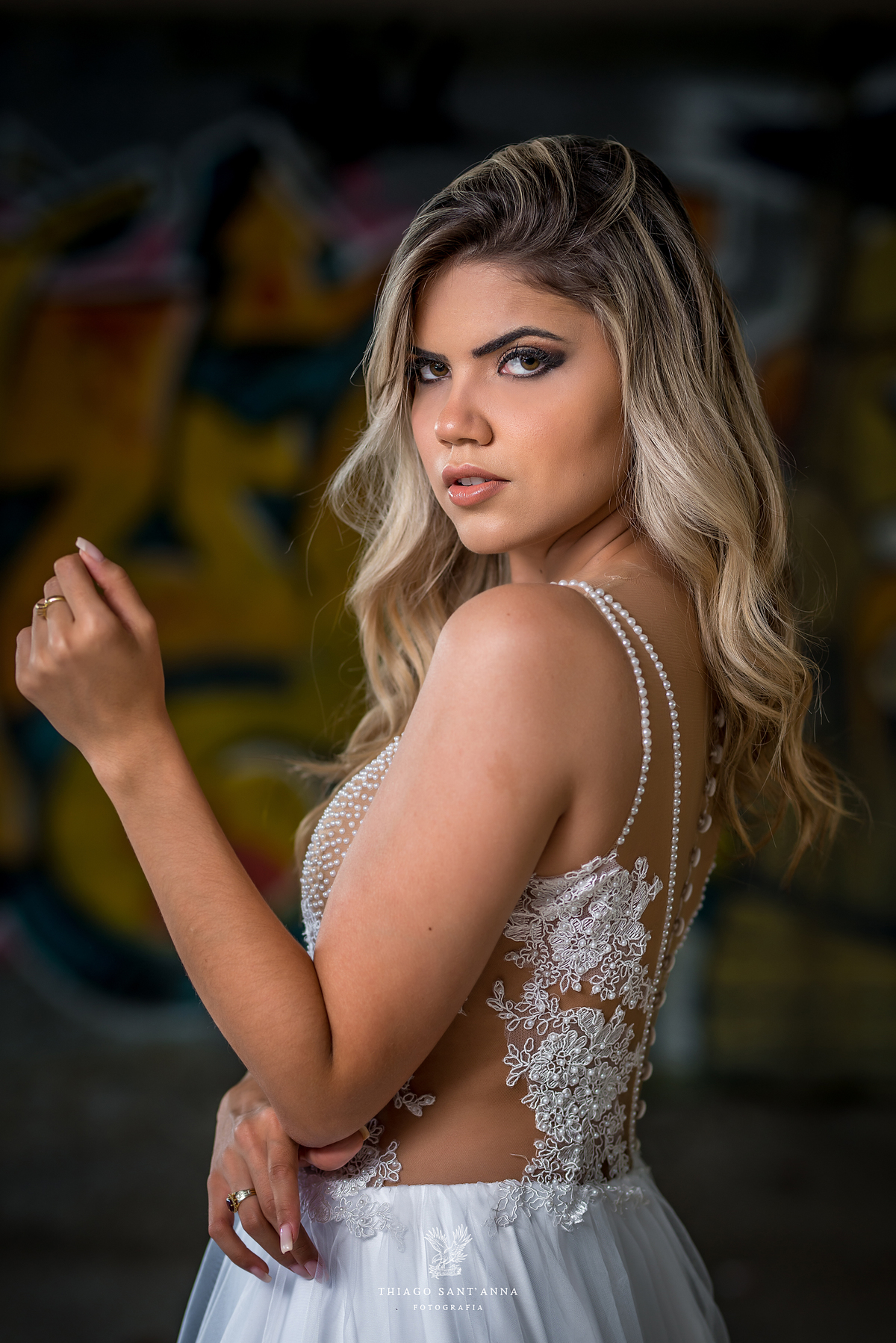 ensaio editorial noiva vestido renda pérolas grafite ao fundo