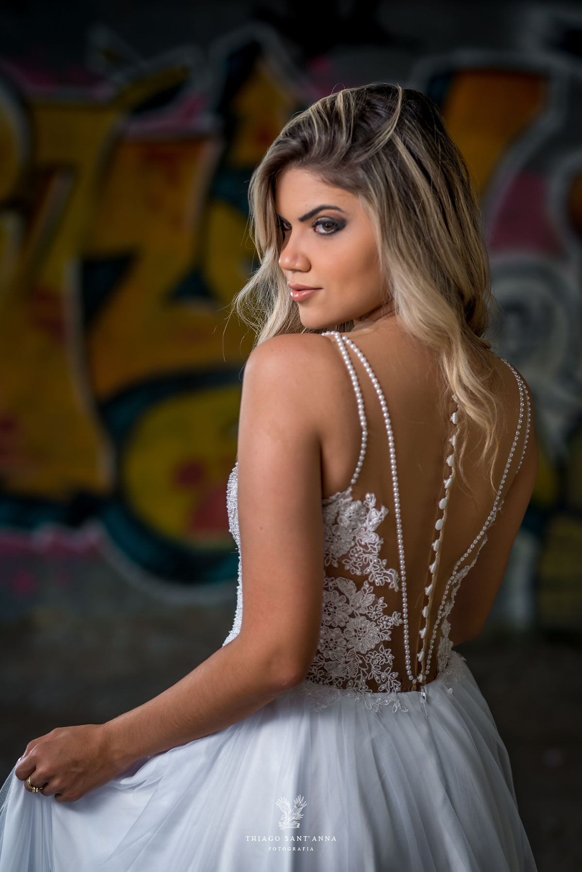 ensaio editorial noiva vestido renda pérolas grafite ao fundo