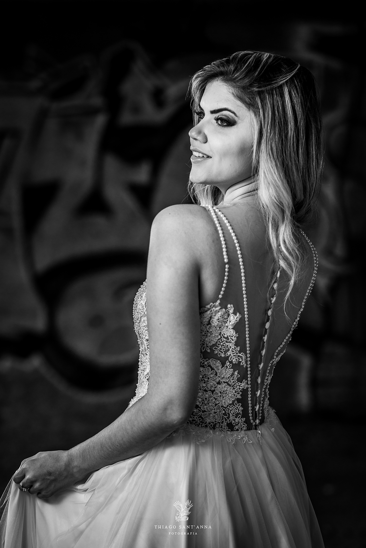 ensaio editorial noiva vestido renda pérolas grafite ao fundo preto e branco