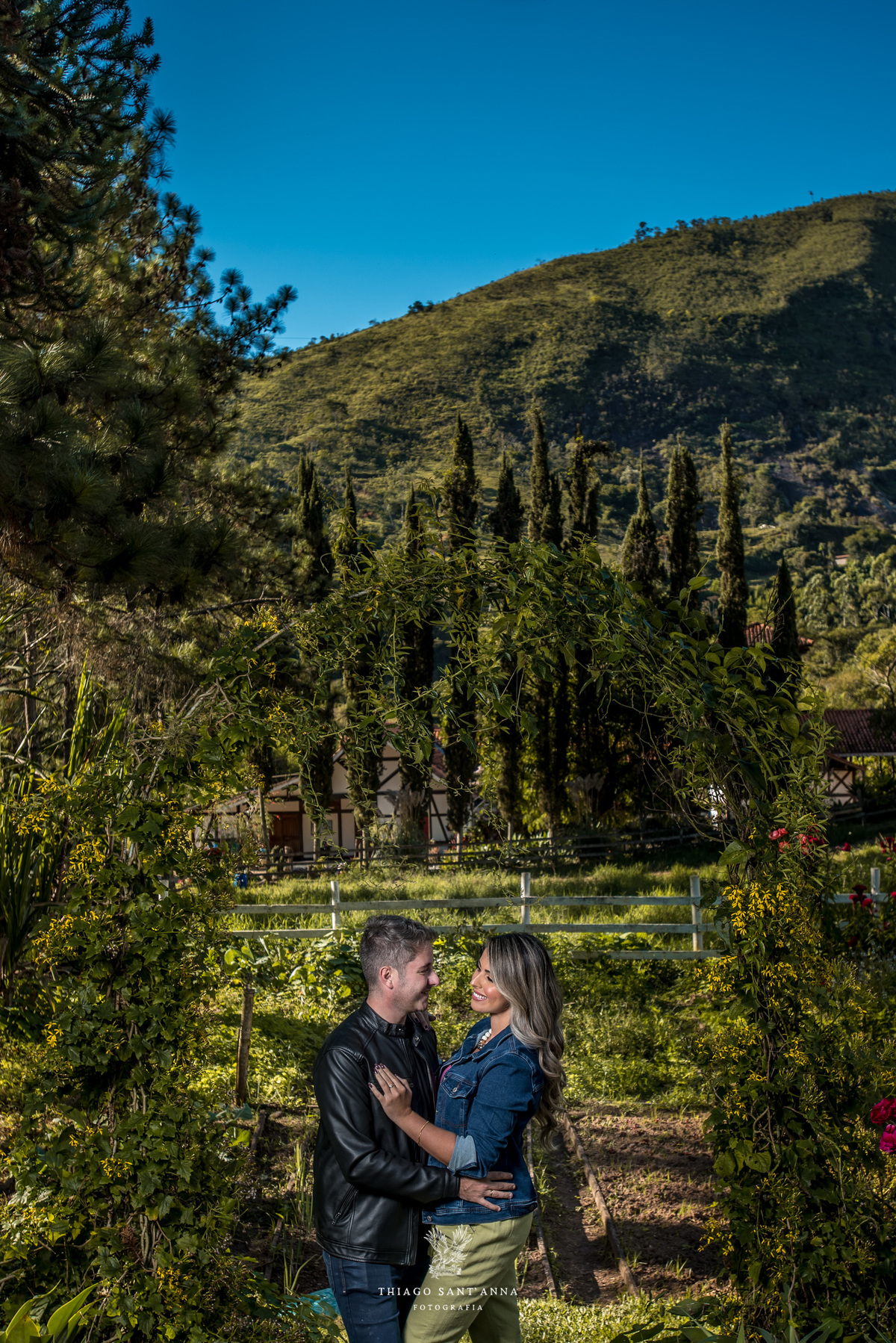 Ensaio pré-wedding na campo ambiente externo
