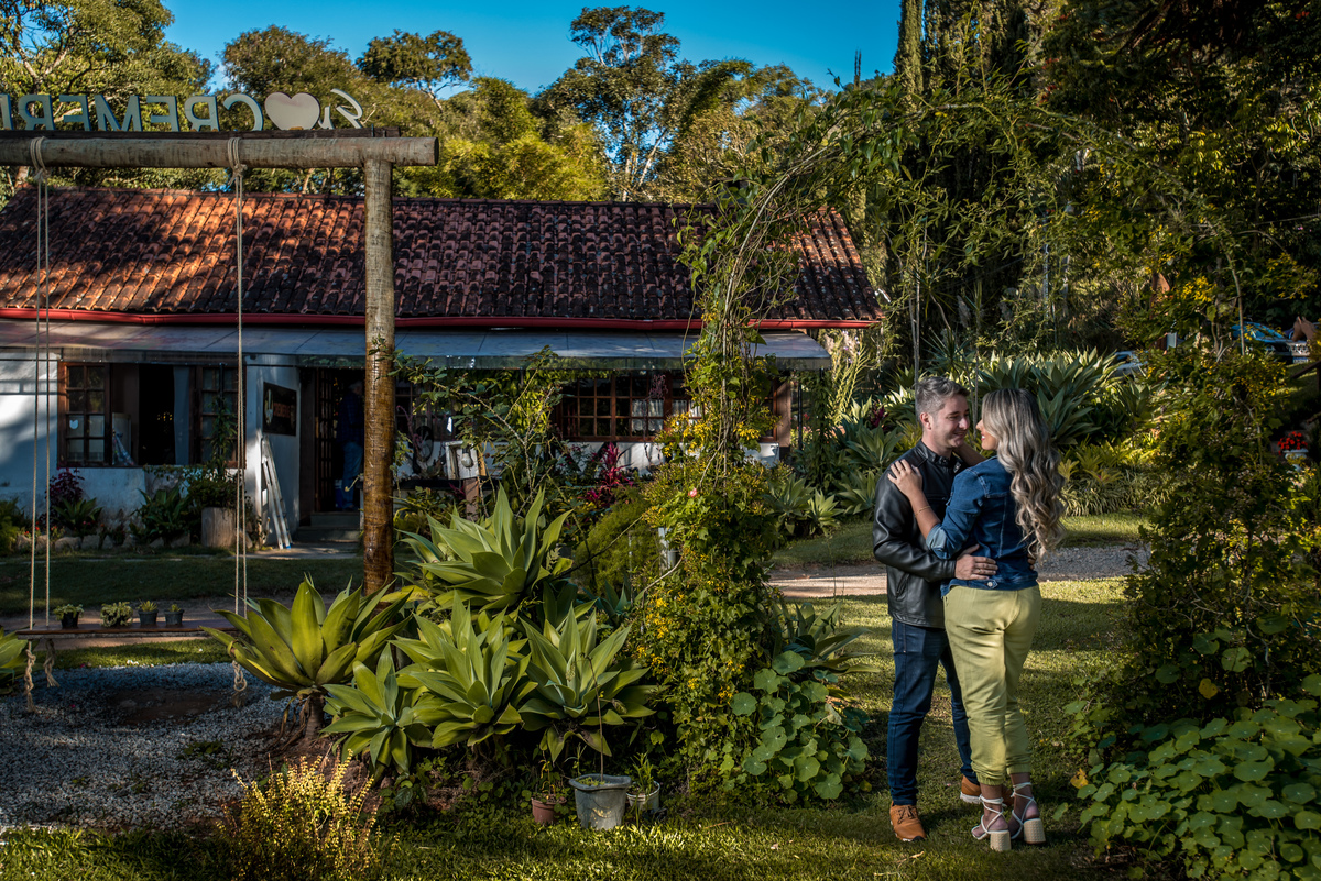 Ensaio pré-wedding na campo ambiente externo