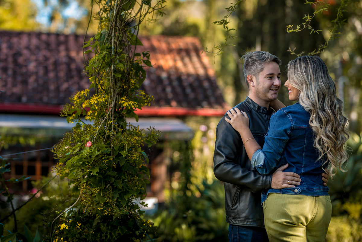 Ensaio pré-wedding na campo ambiente externo