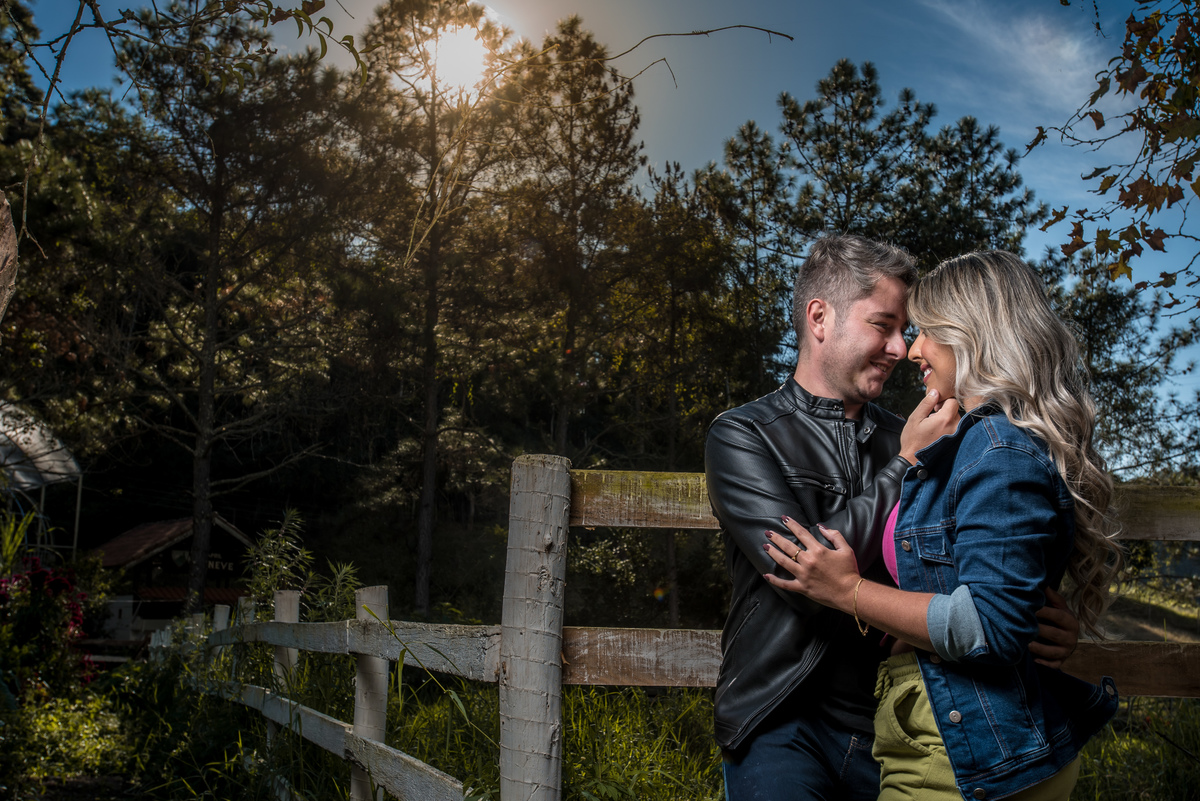 Ensaio pré-wedding na campo ambiente externo
