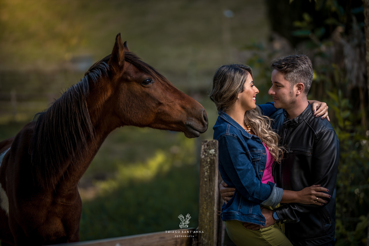 Ensaio pré-wedding na campo ambiente externo cavalo