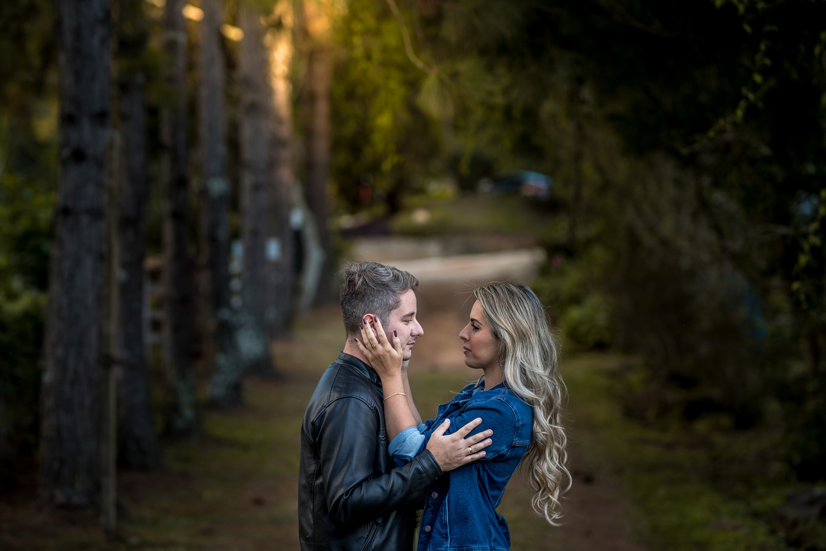 Ensaio pré-wedding na campo ambiente externo