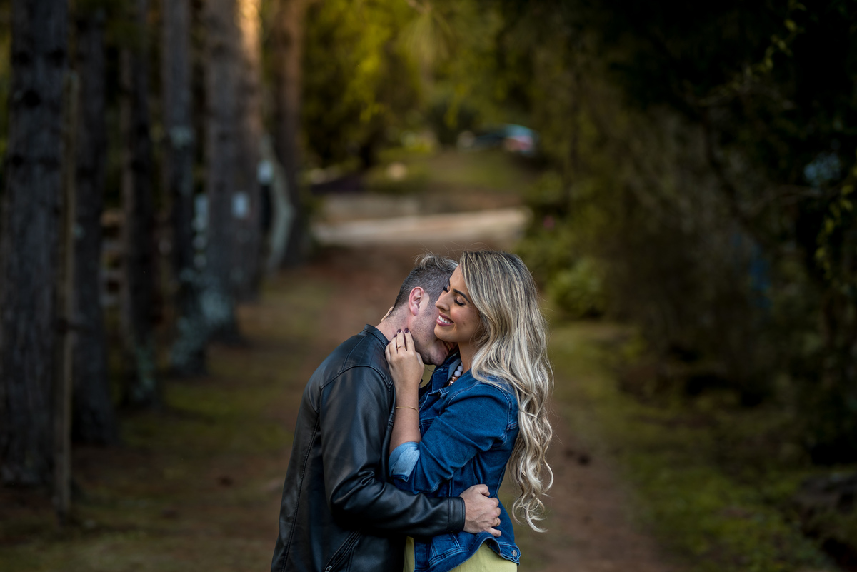 Ensaio pré-wedding na campo ambiente externo