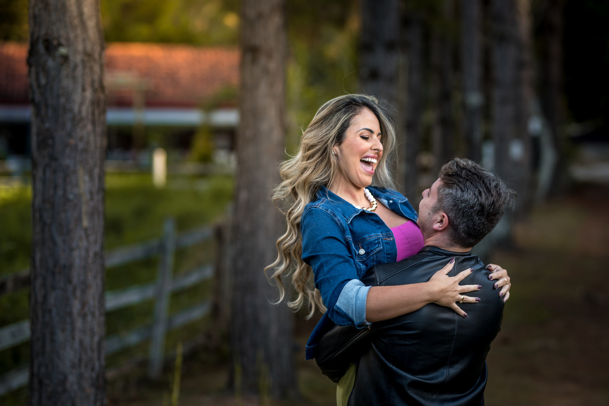 Ensaio pré-wedding na campo ambiente externo