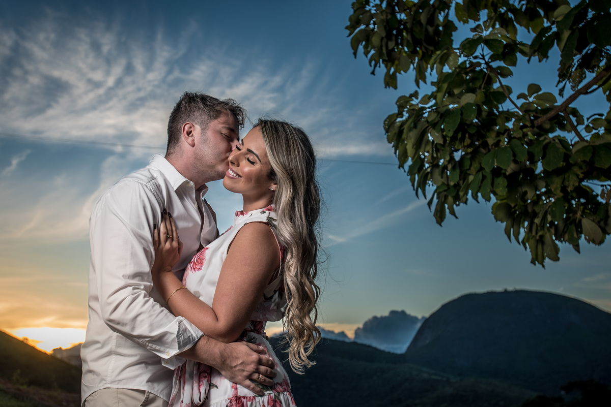 Ensaio pré-wedding na campo ambiente externo